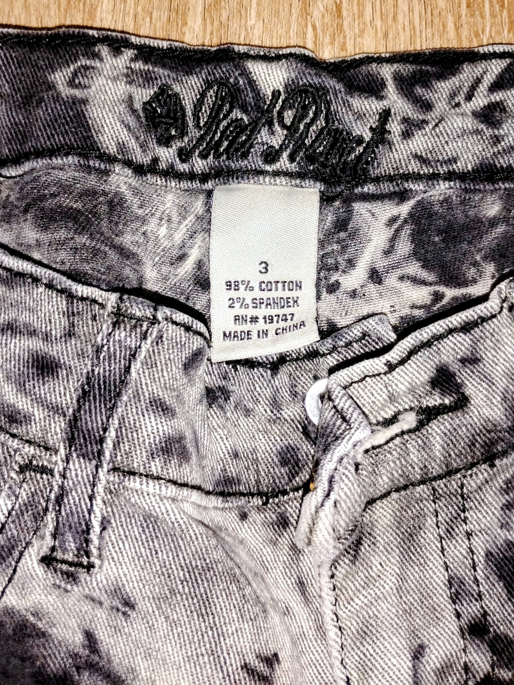 Women's Red Rivet Size 3 Black Tie-Dye Denim - Picture 4 of 6